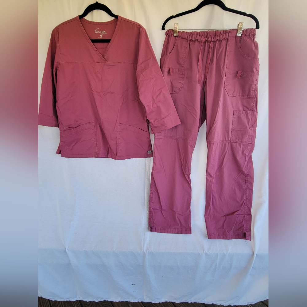 Uniform Advantage Large Mauve Scrub Set with 3/4 sleeve top.